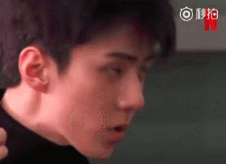 [新闻]180513 男孩子的衣柜除了要有白衬衫 还应该有一件高领黑色毛衣