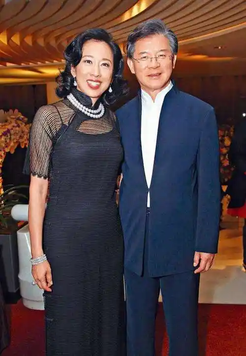 朱玲玲天生富贵两度嫁入豪门为霍家生三子63岁活得潇洒恣意