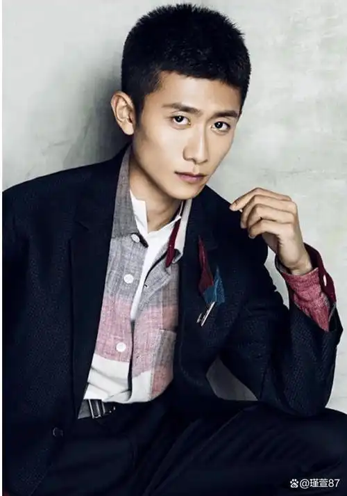 日前,八卦媒体报道了一段视频,称红极一时的男演员在一次晚宴上公然