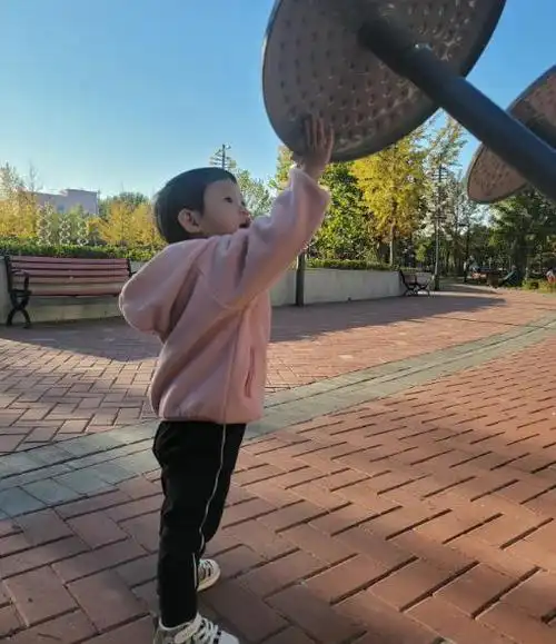 来看看近期的艾宝呀,越来越有大孩子样儿了