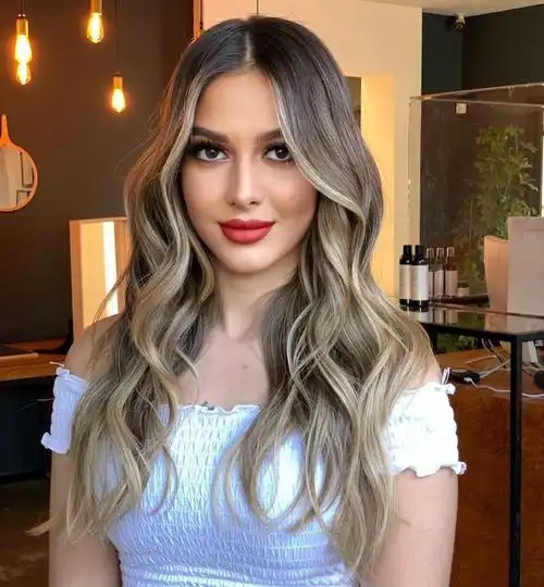 的欧美风发型,是层次偏低的搭配渐变染发的造型,独特时尚很有层次感