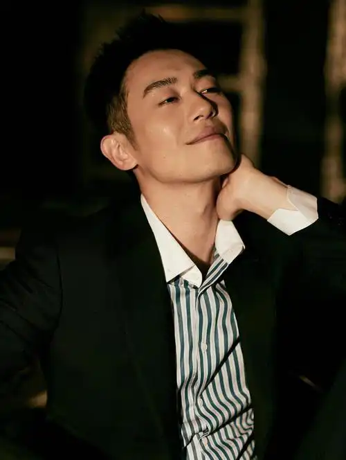 并非现在才荷尔蒙爆棚的,更年轻时候的朱亚文,就很有男人味了