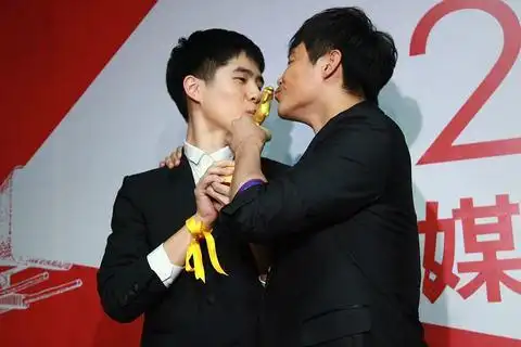 陈思诚与刘昊然共吻奖杯