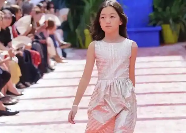 同样都是王菲的女儿窦靖童和李嫣却过的完全相反的生活