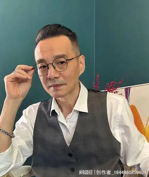 男人到了四五十岁发型尽量少留寸头长发换成这些更帅气减龄