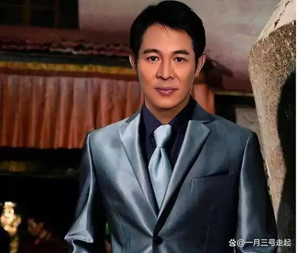 李连杰,这位国内武术界的传奇人物,凭借经典角色如"黄飞鸿"等,一度