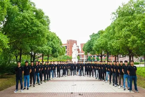 各班级自行设计队形并组织拍摄,照片要求积极向上,展现班级集体青春