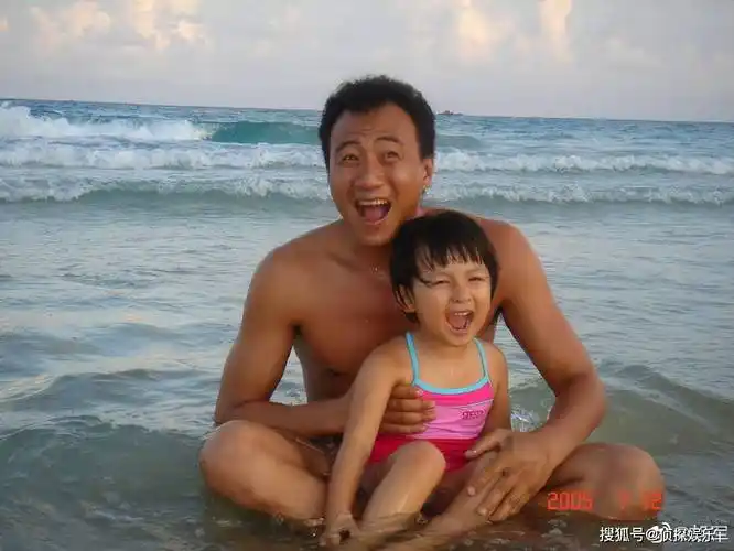 胡军父亲节晒儿女,九儿颜值高像妈妈,14岁康康又高又帅像爸爸_卢芳