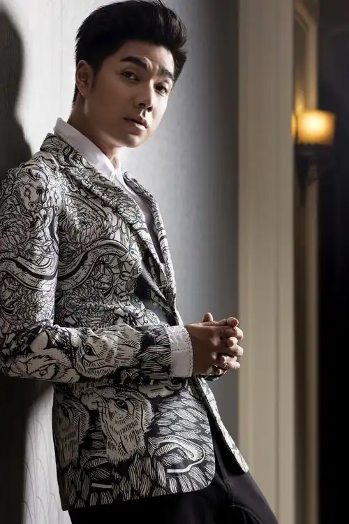 袁成杰最新时尚大片 忧郁气质化身钢琴王子