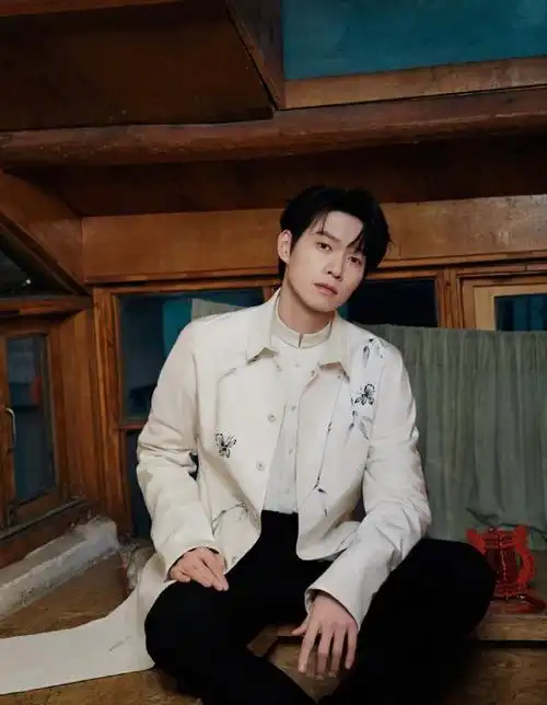 春晚##魏大勋穿新中式上春晚##明星春晚造型