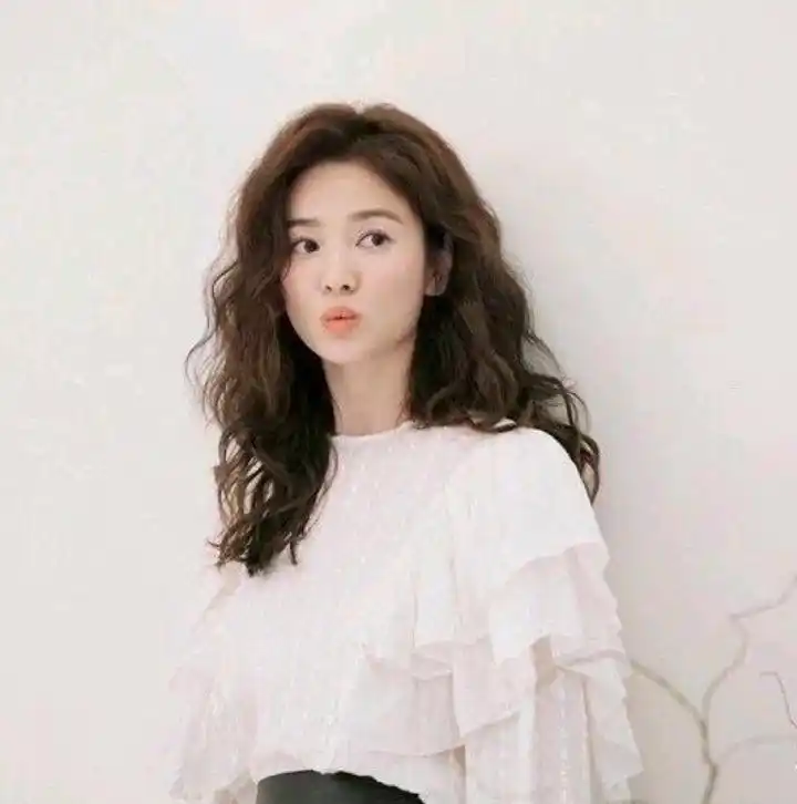 你推你的房,我烫我的发,宋慧乔全新卷发造型写真