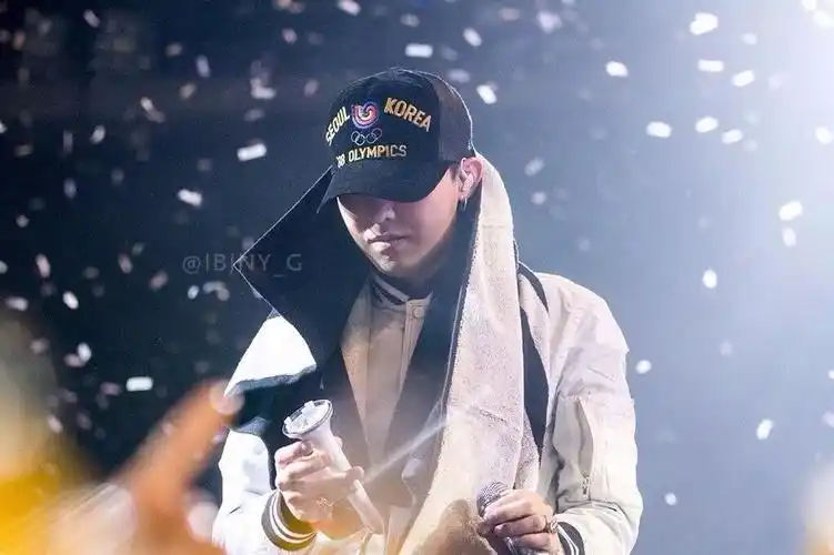 权志龙把粉丝皇冠灯摔坏了,gd这表情到位