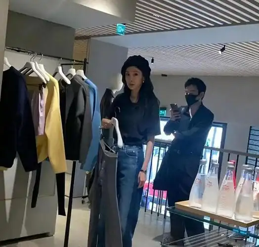 10月1日杨幂巴黎逛街被偶遇生图依然抗打