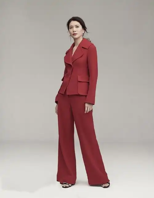 袁咏仪大片曝光,一袭印花裙犹抱琵琶温柔如水,48岁的脸美得舒服