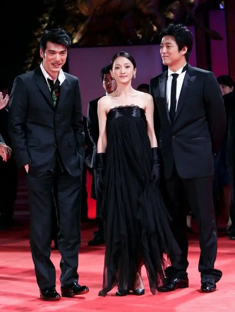 周迅与金城武同框合影