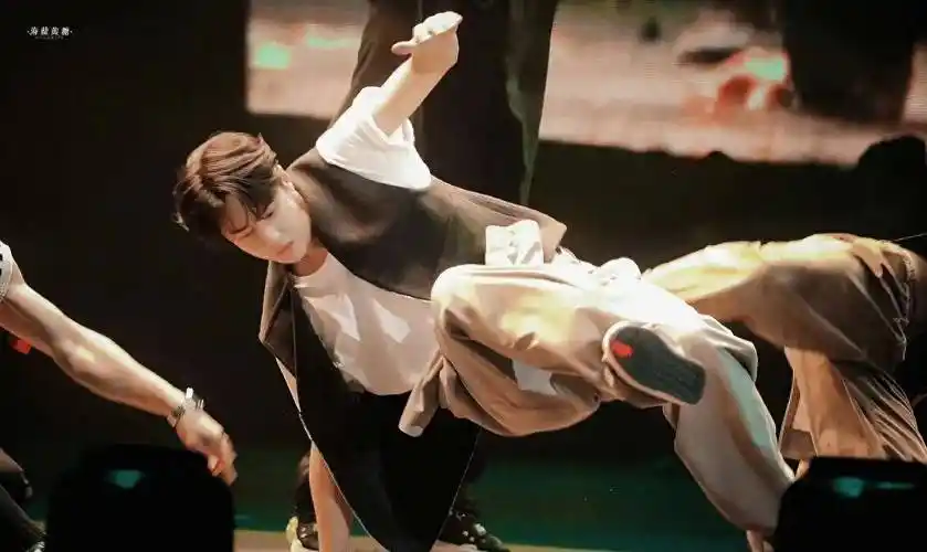 我们喜欢看王一博跳舞,给我们带来不一样的魅力,他的舞蹈有种吸引力