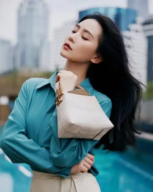 今日刘诗诗春季写真拍摄,蓝衬衫白开衩裙,轻盈优雅自信从容_气质_时尚