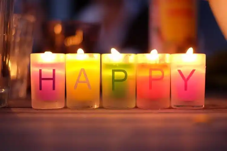 五彩的生日礼品唯美浪漫生日点燃的祝福彩色蜡烛宣传照背景图片