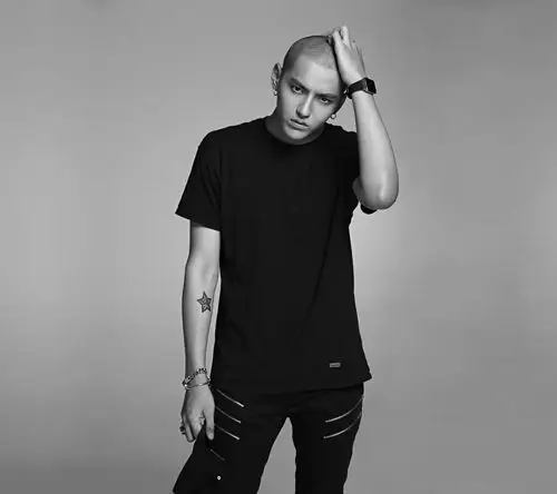 吴亦凡光头造型拍写真 桀骜尽显嘻哈范儿