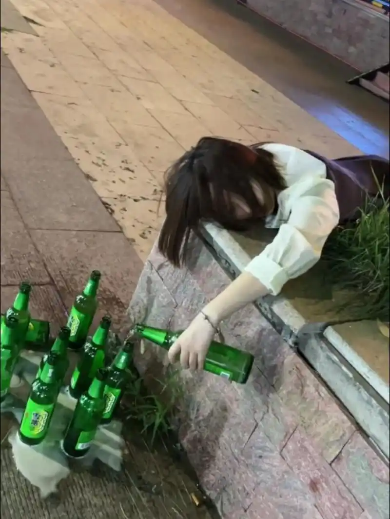 苦恼! 河南郑州一女子得知前夫再婚,躺在路边喝醉了一夜[鄙视]