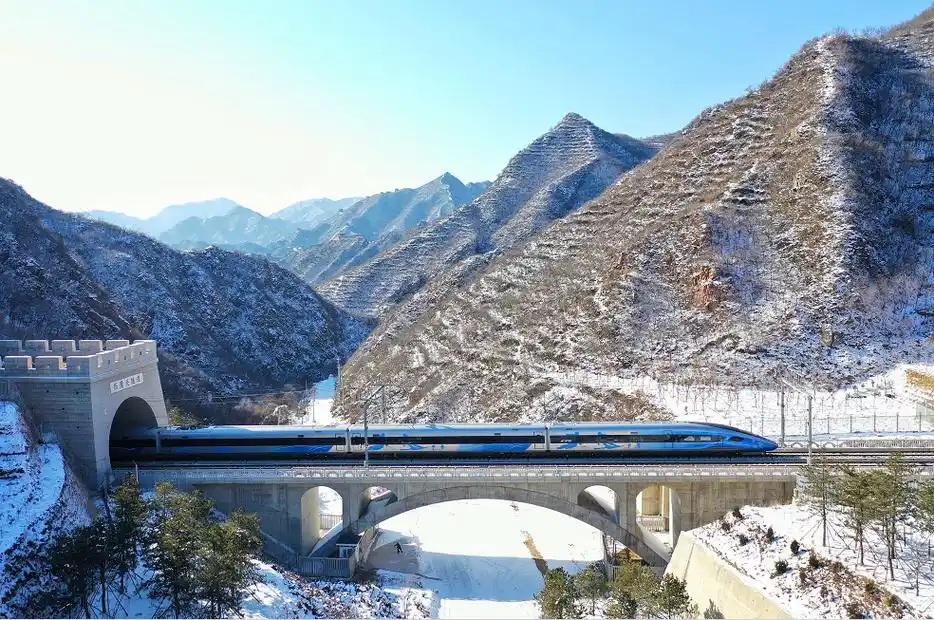 冬奥涂装版"瑞雪迎春"复兴号列车穿过居庸关隧道. 潘之望 摄