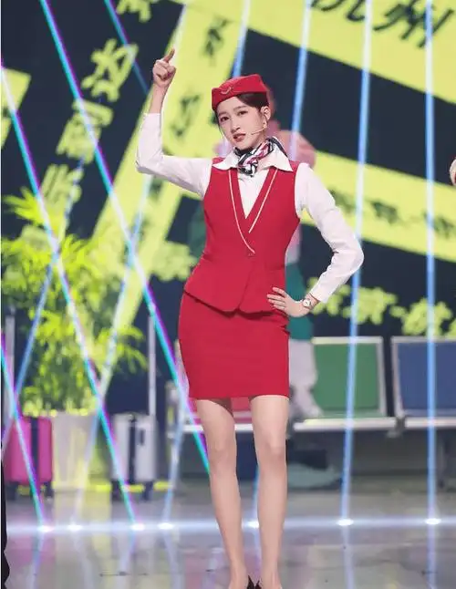 肉色丝袜搭配红色制服,关晓彤再现最美空姐,网友:很美_女明星_时尚