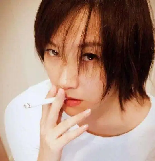 女星剧中抽烟:刘诗诗冷艳,徐静蕾颓废,看见赵丽颖观众宠溺笑