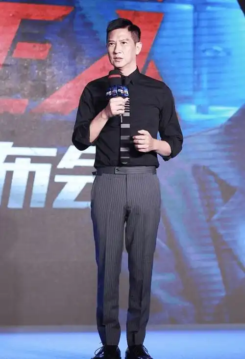 53岁影帝张家辉依旧有魅力皱纹不影响气质休闲装自然又亲切