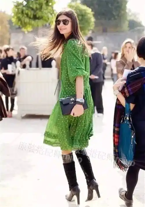 绿色的斗篷,内搭黑色高领衫,鞋子也是黑色,上下呼应形成视觉连贯感.