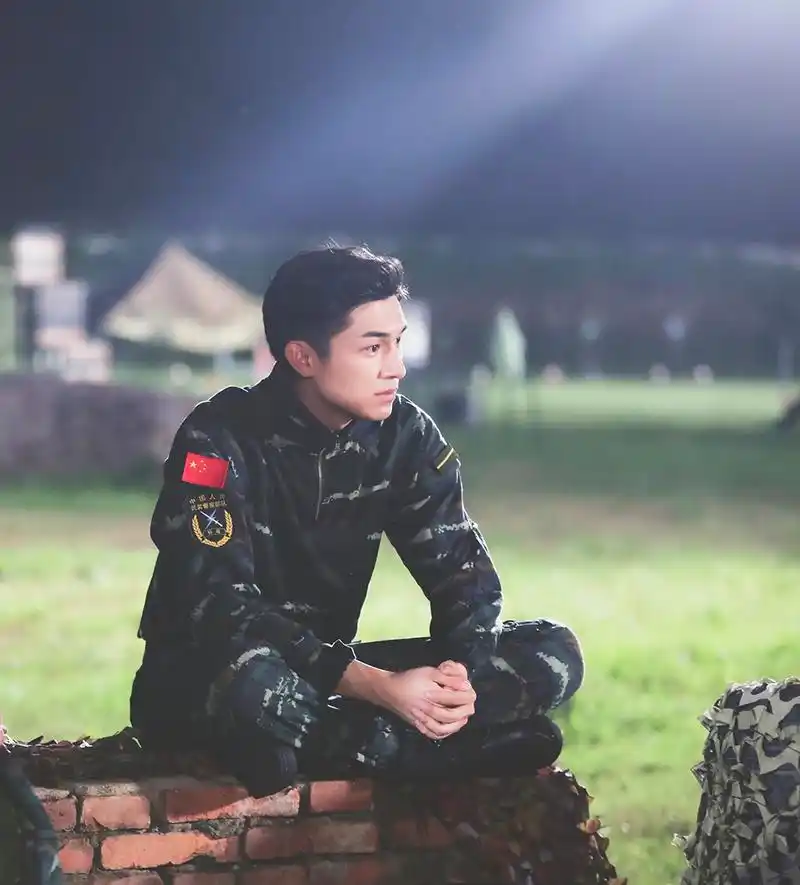 杨旭文迷彩军装照片曝光 飒爽英姿彰显爱国情