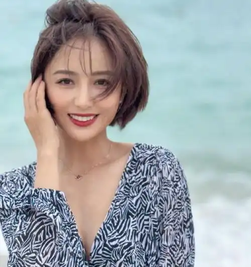 原创佟丽娅妇女节晒美照笑容甜美如初恋配文似有深意引猜疑