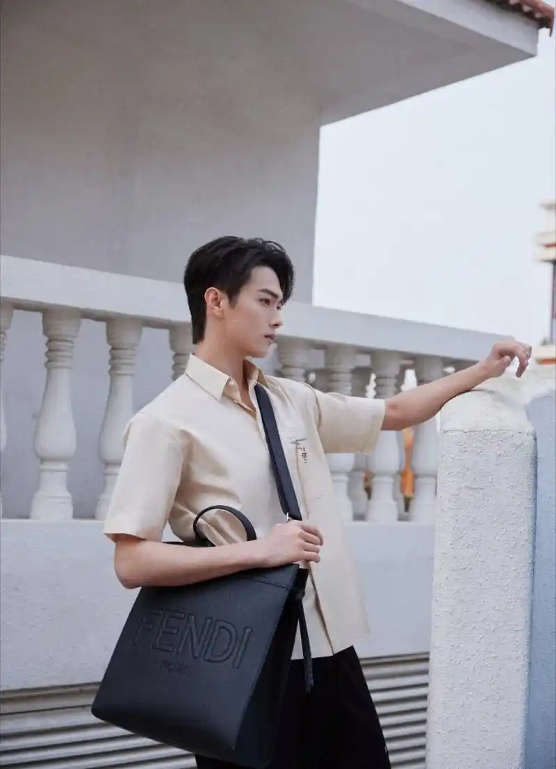 许凯男大白衬衫写真# @许凯soso 真的是穿衣显瘦脱衣有肉,这一身米色