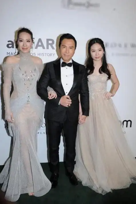 甄子丹妻子美得挺大方骨架有点宽但模特身材仍在穿透视裙好美