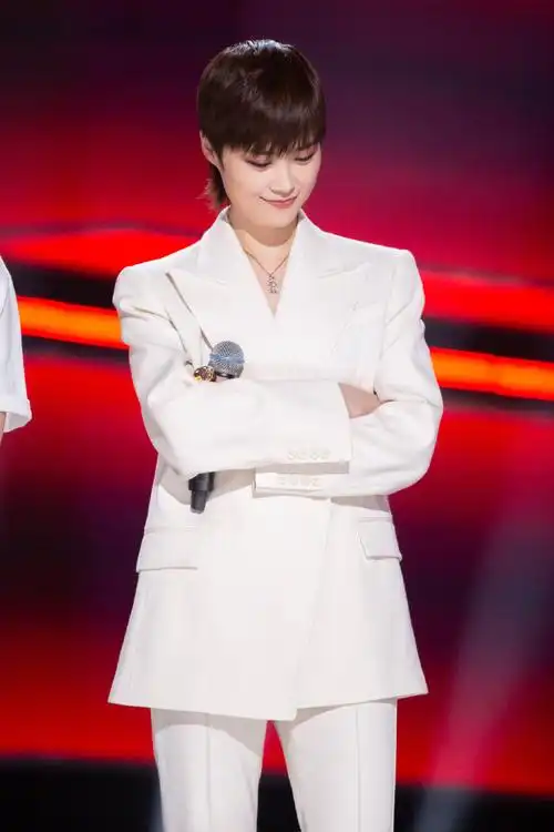 李宇春加盟《中国好声音》,穿白色西装配红色凉鞋出镜,干练利落