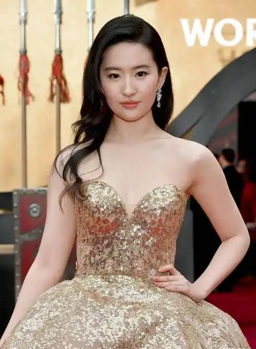 刘亦菲穿前短后长的裙子男摄影师拍的地方太尬考虑过女生的感觉吗