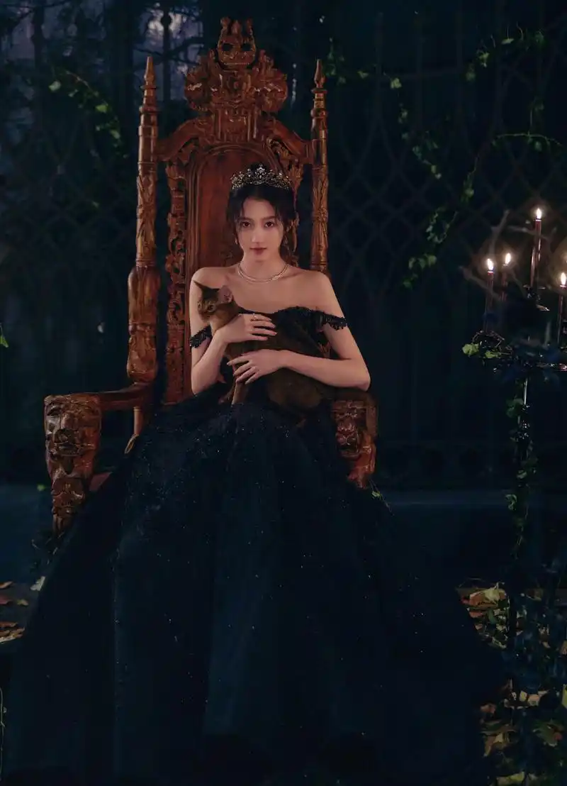 关晓彤写真,一袭黑色露肩长裙,头戴皇冠,抱着猫咪性感撩人
