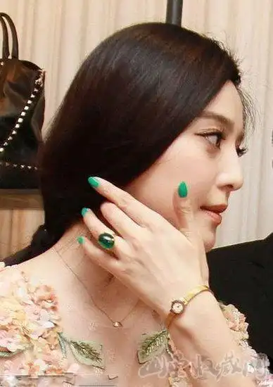 范冰冰佩戴翡翠戒指