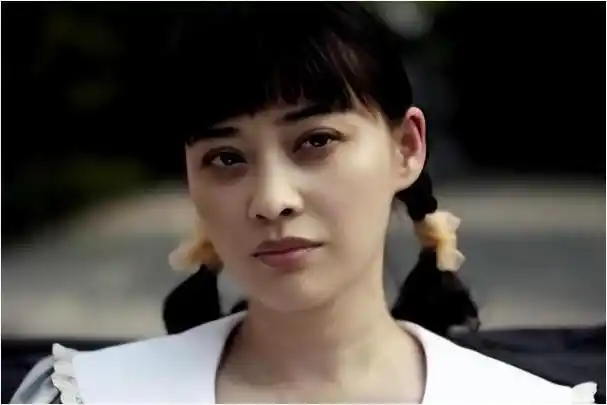 在同龄人还在懵懂的青春期,梅婷已经成为了大家羡慕的对象,因为她是