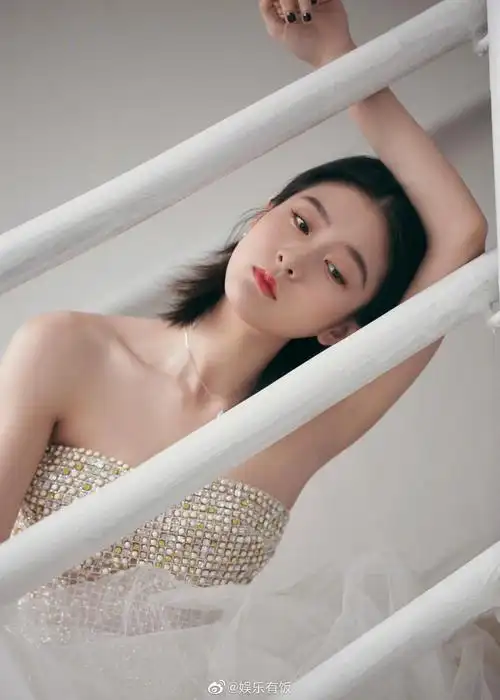 张雪迎sophie 闪钻抹胸礼服look: 锁骨杀 直角肩 b5腰_高清图集_新浪