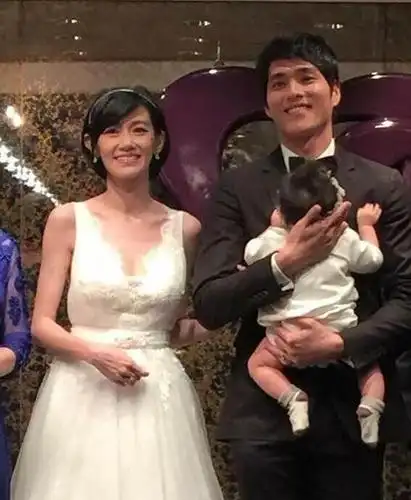 蓝正龙和周幼婷一家三口在婚宴中甜蜜亮相