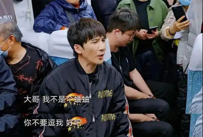 大张伟为了完成找陕西人说极挑口号的任务,不仅跟大爷直接唠上了嗑,一