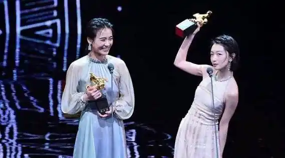 原创周冬雨获三金影后追平周迅章子怡易烊千玺无缘影帝眼神依旧坚定