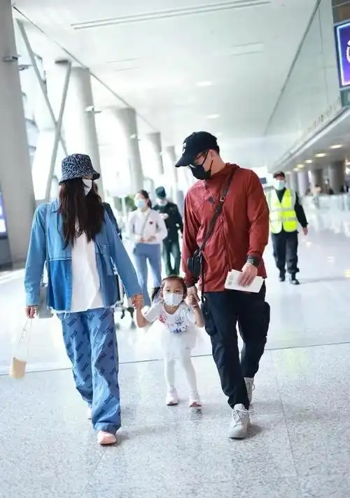 苗苗郑恺带女儿现身机场,3岁女儿活泼异常,一家三口出行好温馨