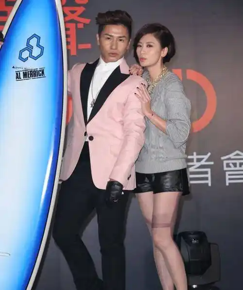 贾静雯越来越胖,越来越可爱,黑丝袜搭配超短裤,变身可爱少女!