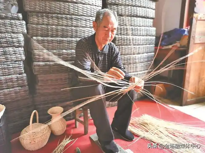 河南鹤壁一折一弯柳编匠人编织出精与美