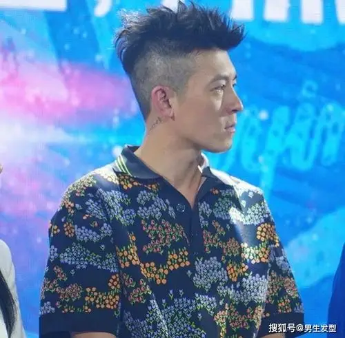 原创40岁陈冠希依旧像帅气小伙,穿花裤子时髦轻佻,颜值衣品依然在线