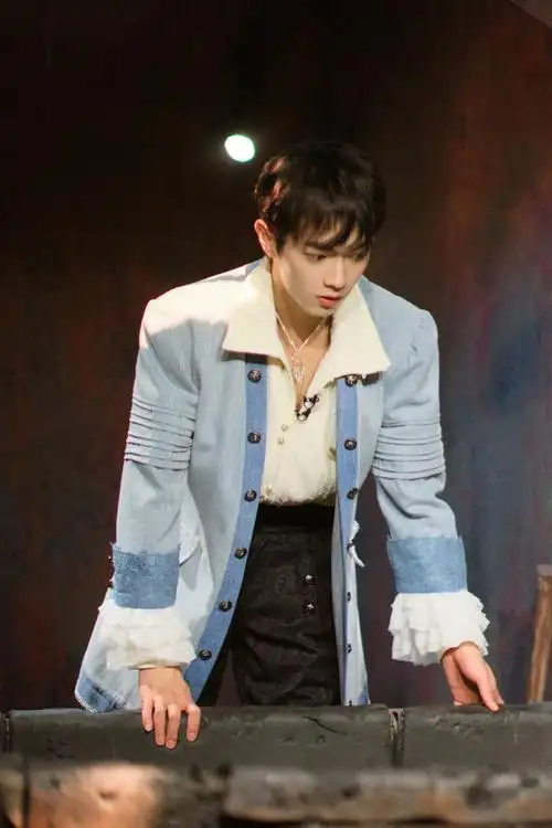 许凯蓝色拼接大衣白衬衫造型