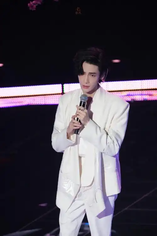 罗云熙超话#罗云熙#一些正脸的美颜暴击无法用言语描述@罗云熙leo