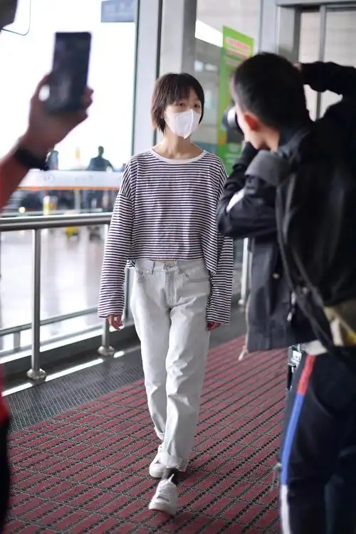 周冬雨素颜现身机场,露脐装穿出学生模样!