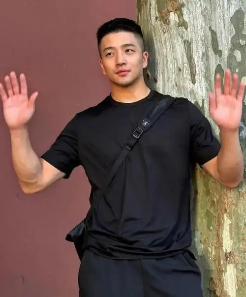 30岁男生别乱剪发型了,建议留这3款"露额"短发,轻熟显帅气